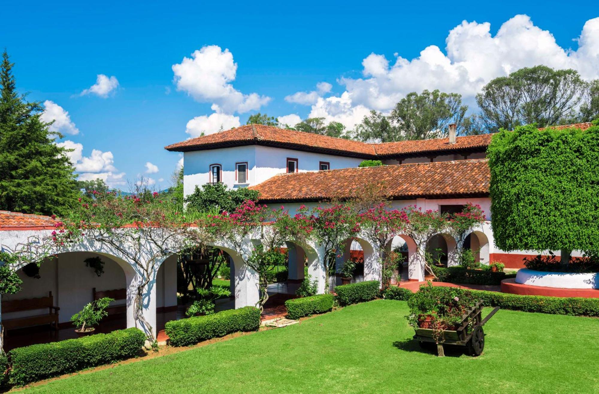 Best Western Plus Posada De Don Vasco Patzcuaro Bagian luar foto The Hacienda Santa Barbara