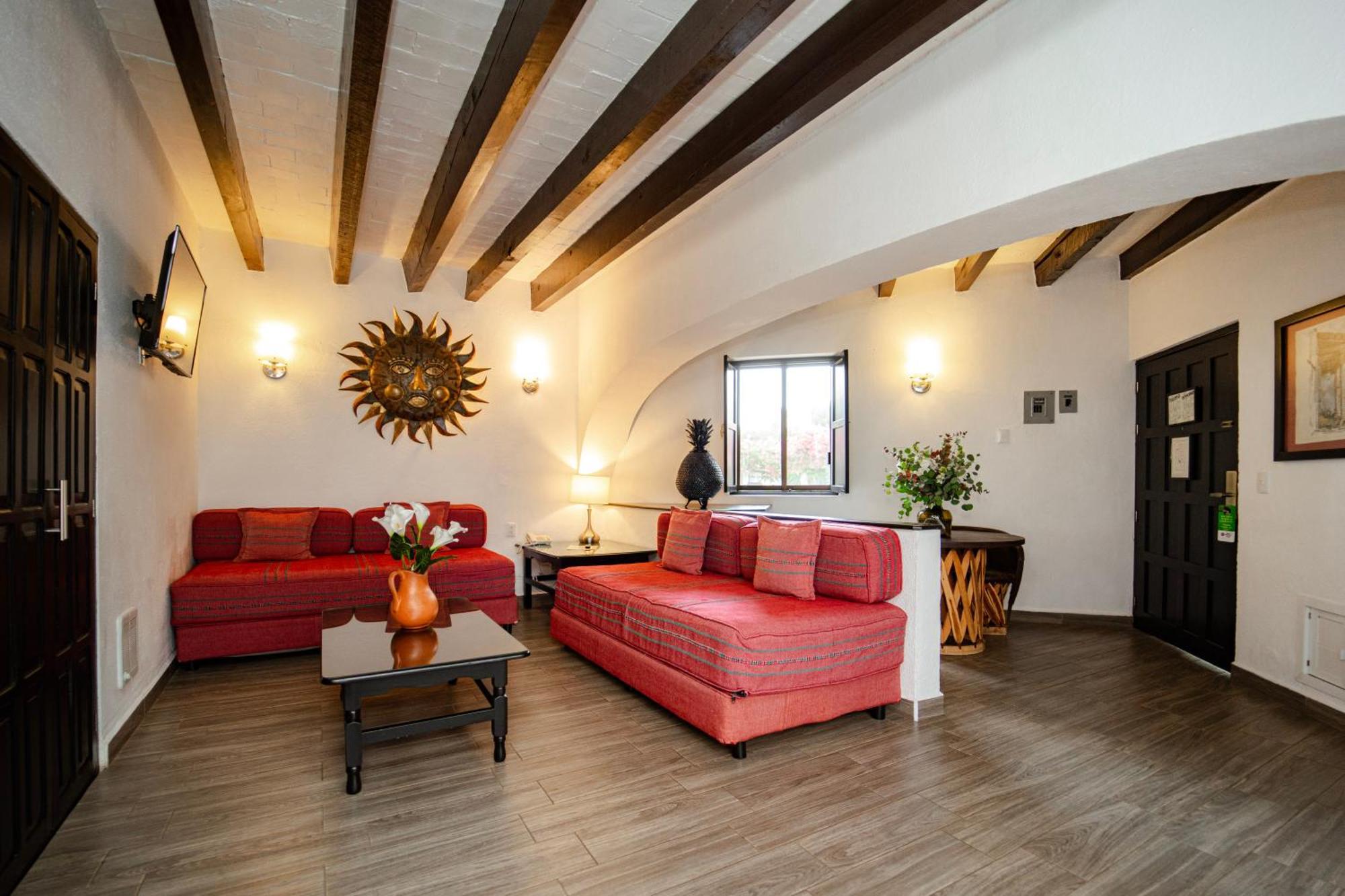 Best Western Plus Posada De Don Vasco Patzcuaro Bagian luar foto The living room of a typical apartment