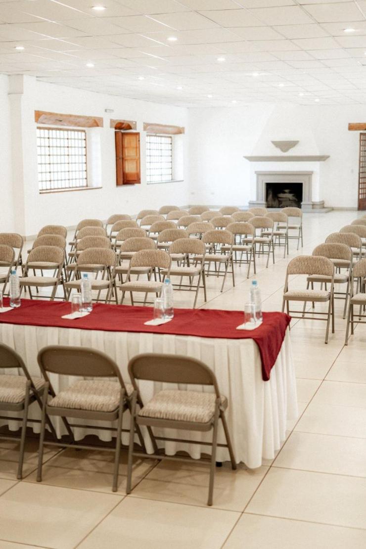 Best Western Plus Posada De Don Vasco Patzcuaro Bagian luar foto The interior of the conference hall