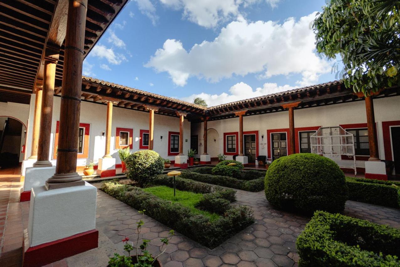 Best Western Plus Posada De Don Vasco Patzcuaro Bagian luar foto The patio of the house
