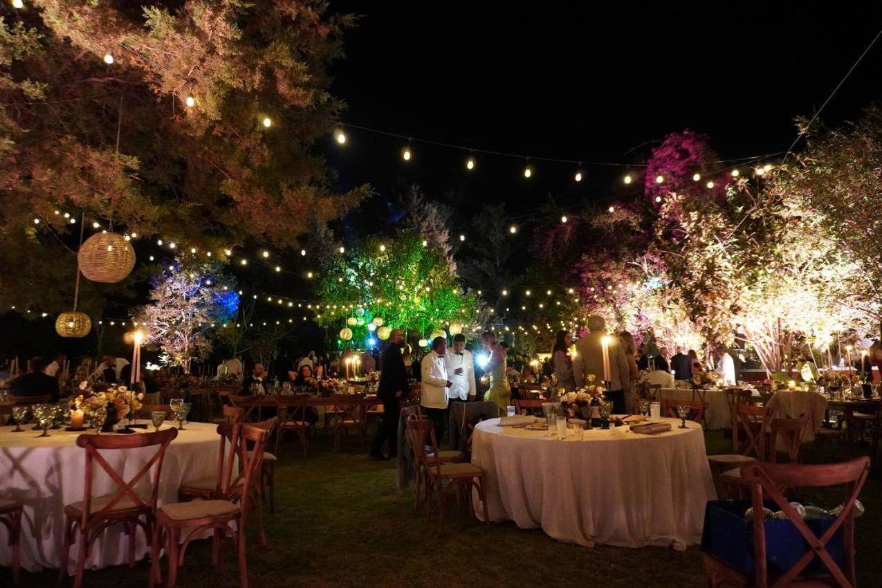 Best Western Plus Posada De Don Vasco Patzcuaro Bagian luar foto A wedding reception at the garden of the hotel