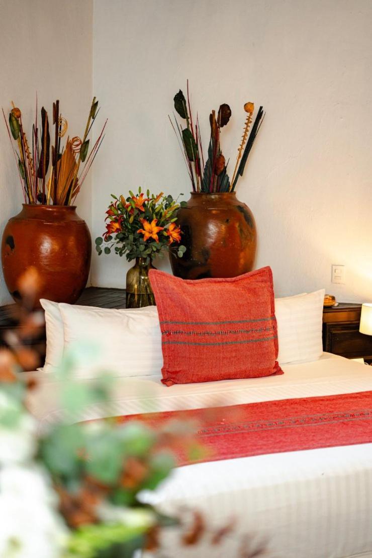 Best Western Plus Posada De Don Vasco Patzcuaro Bagian luar foto A throw pillow on a bed