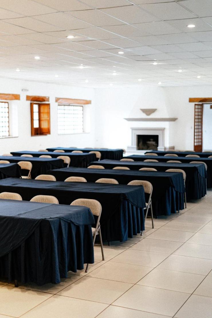 Best Western Plus Posada De Don Vasco Patzcuaro Bagian luar foto The interior of the conference centre