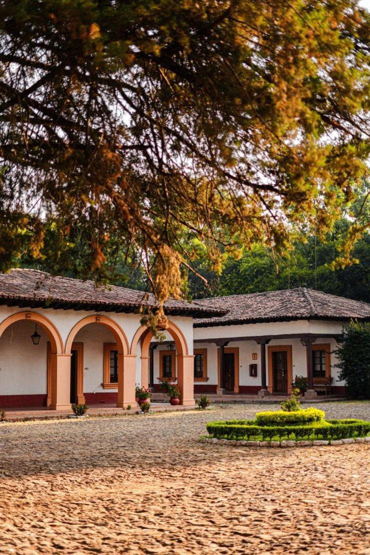 Best Western Plus Posada De Don Vasco Patzcuaro Bagian luar foto The house of the writer in the village of Popovac